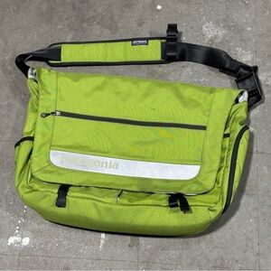 Patagonia Half Mass Messenger Computer Cross Body Travel Bag Green Reflective